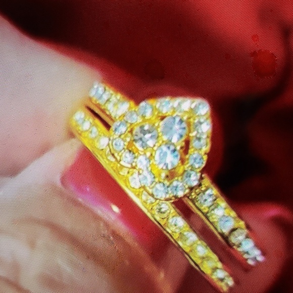 NWT 2PC Engagement setrhinestones heart shape, gold tone size 7 - Picture 6 of 9